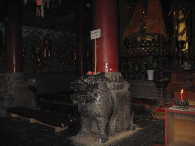 liutas-uz-kurio-per-malda-stoviu-as.jpg