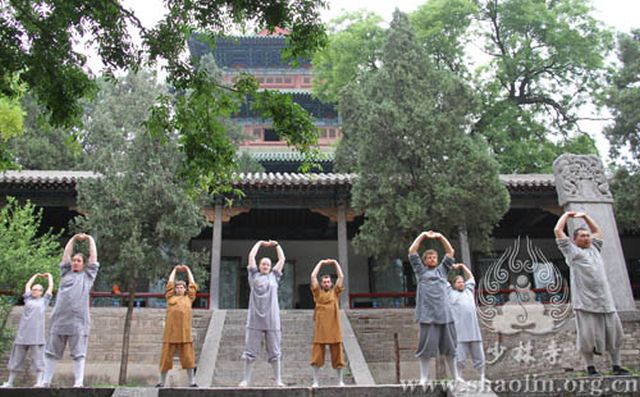 zai_shao_lin_si_fa_shi_de_jiao_shou_xia_dai_biao_tuan_cheng_yuan_ren_zhen_di_xiu_xi_shao_lin_gong_fu_1_0.jpg